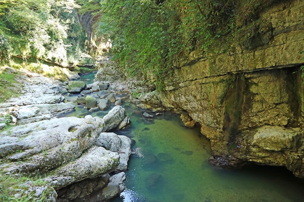 Pequeño río rocoso en el cañón Martvili en la aldea de Inchkhuri cerca de la ciudad de Kutaisi en Georgia