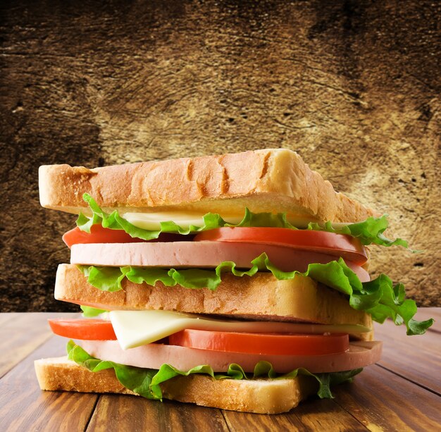 Pequeño sándwich de pan tostado sobre un fondo de madera