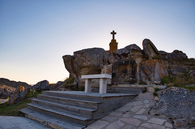 Pequeno santuário em uma caverna da Virgen del Carmen Porto Nadelas