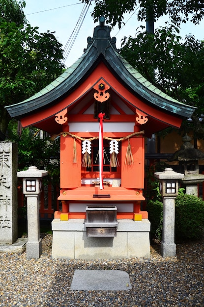 Pequeño santuario en Fushimi Inari taisha santuario de Inari Fushimi Ku en Kyoto Japón