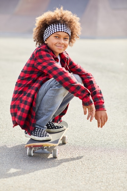 Foto pequeno skatista ao ar livre