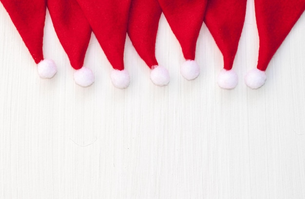 pequeño sombrero de santa aislado sobre fondo claro. cinta métrica, caja de regalo blanca, estado de ánimo navideño