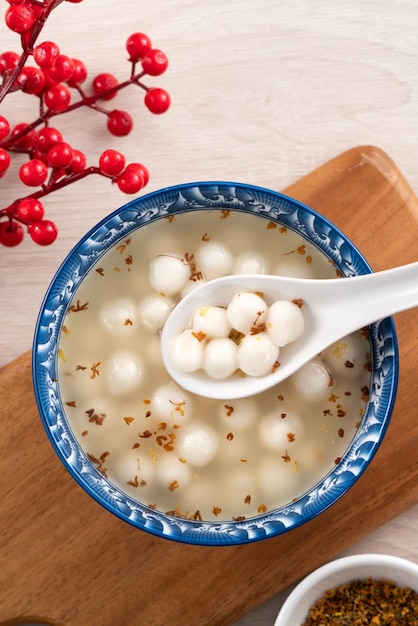 Pequeño tangyuan blanco con dulce de miel de osmanthus y sopa de almíbar