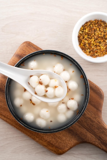 Pequeno tangyuan branco com mel doce de osmanthus e sopa de xarope