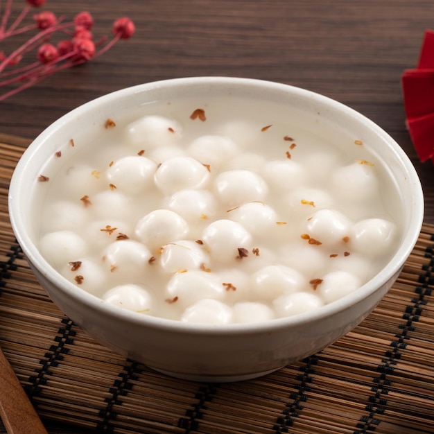 Pequeno tangyuan branco com mel doce de osmanthus e sopa de xarope