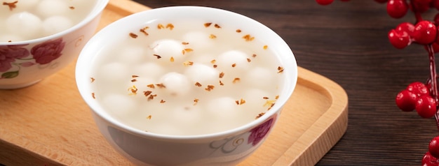 Pequeno tangyuan branco com mel doce de osmanthus e sopa de xarope