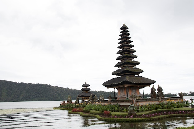 Foto un pequeño templo con pagodas en la parte superior