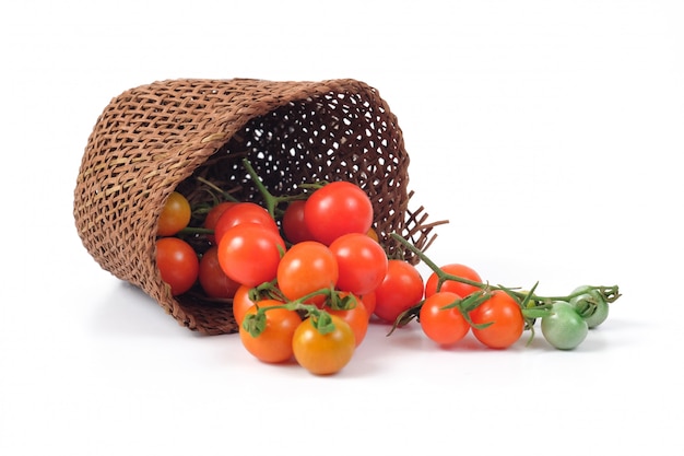 Pequeño tomate derrame de canasta. Concepto de la comida