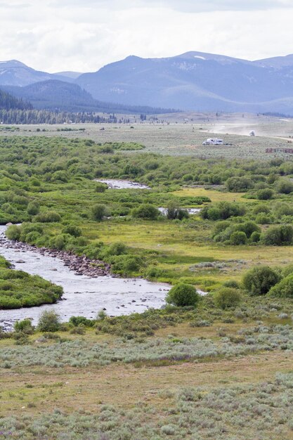 Pequeno vale com rio nas Montanhas Rochosas do Colorado.