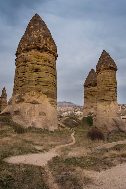 Pequeno vale do amor perto da cidade de goreme, capadócia, turquia