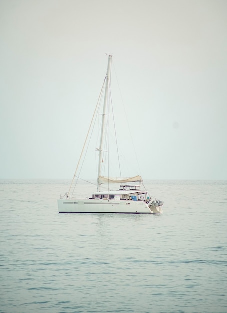 Pequeño velero en un mar en calma