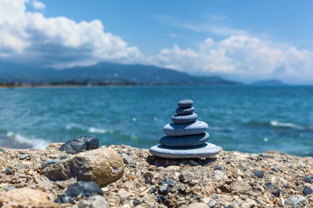 Un pequeño Zen de un montón de piedras sobre una roca, equilibrio de piedra