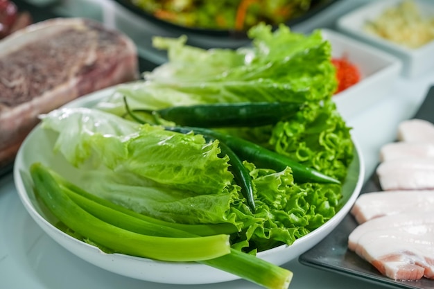 Pequenos acompanhamentos de legumes frescos para churrasco de carne coreana, uma comida coreana popular