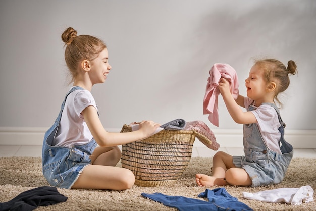 Pequenos ajudantes lavando roupa