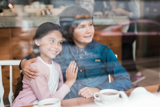 Los pequeños amantes tienen una cita en el café Kids Give Hug.