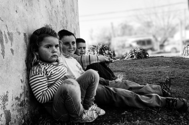 Foto pequenos amigos sentados juntos