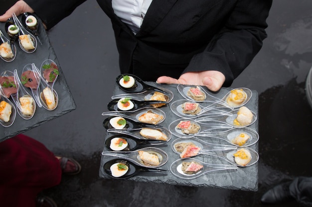 Pequeños aperitivos traídos por el camarero