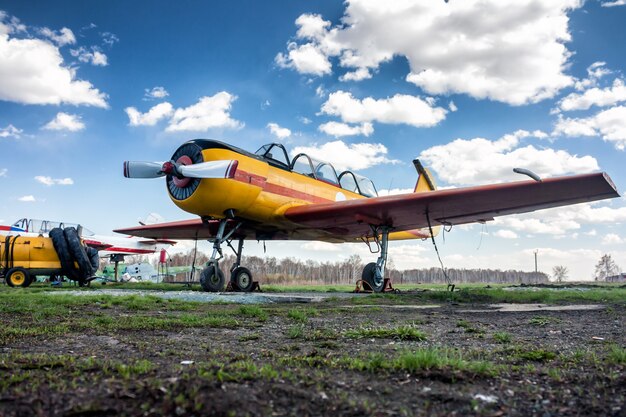 Pequeños aviones deportivos en el aeródromo de tierra.