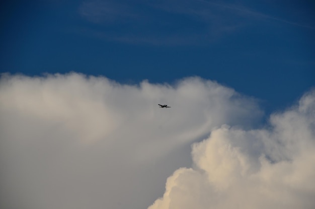 Pequeños aviones y nubes