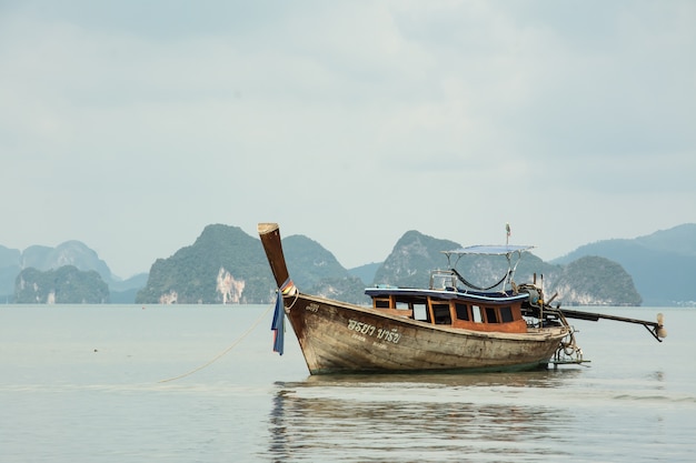 Pequenos barcos de pesca na Tailândia