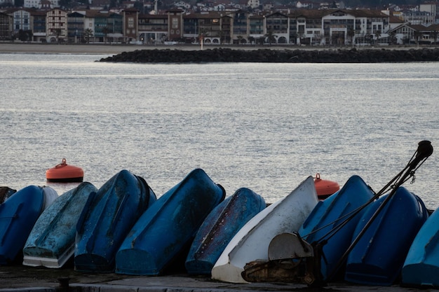 Foto pequeños barcos inclinados en el puerto de hondarribia