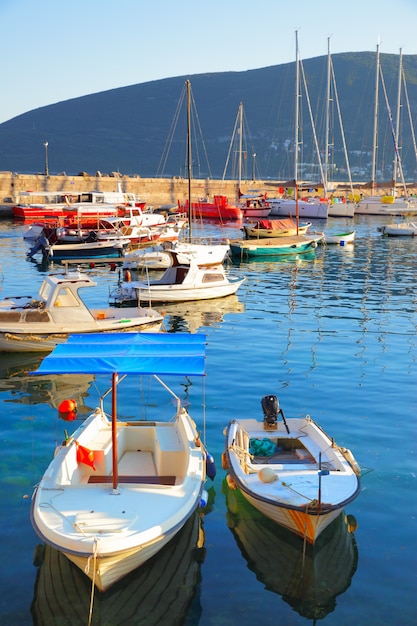 Pequenos barcos no porto de herceg novi, montenegro