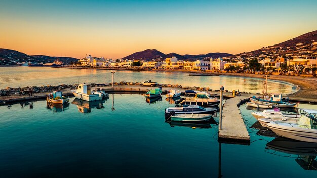 Pequeños barcos de pesca amateur en el muelle con aguas tranquilas