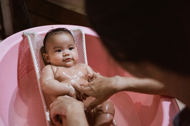 Pequeños bebés bañados en baños infantiles