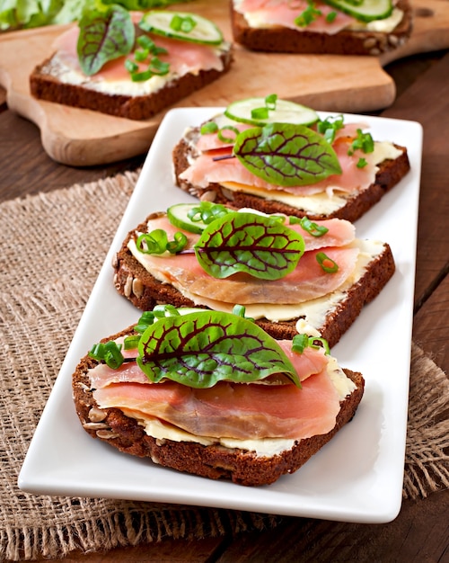 Pequeños bocadillos sándwiches con salmón salado