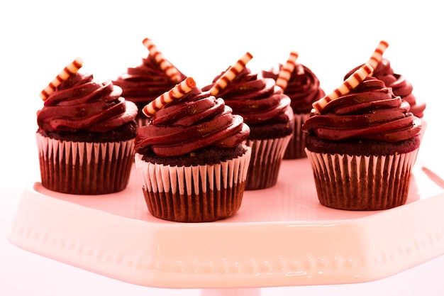 Pequenos bolinhos de chocolate amargo no balcão de sobremesas.