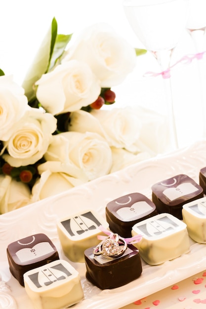 Pequeños bombones decorados para la fiesta de bodas.