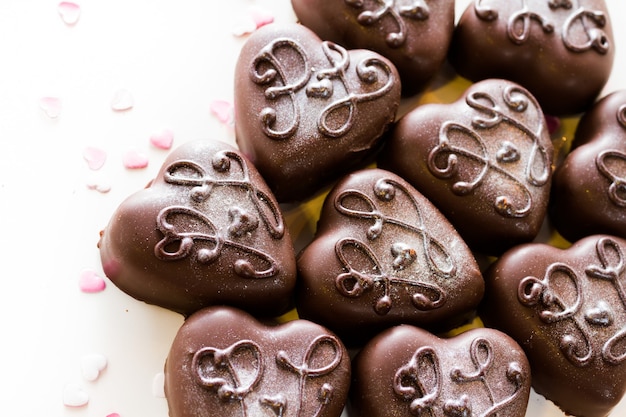 Pequeños bombones decorados para la fiesta de bodas.