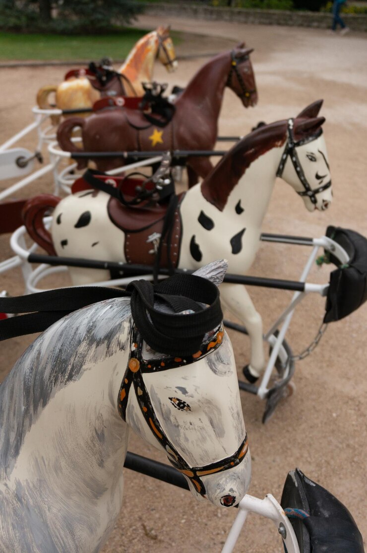Foto pequeños carruajes para niños tirados por caballos en el carrusel