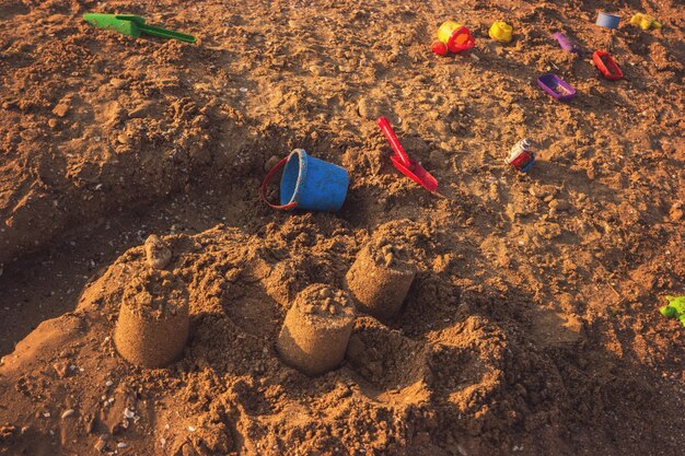Pequeños castillos de arena, cubeta y pala de juguete, cavan y construyen, encienden la imaginación.
