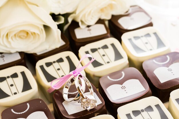 Foto pequenos chocolates decorados para a festa de casamento.