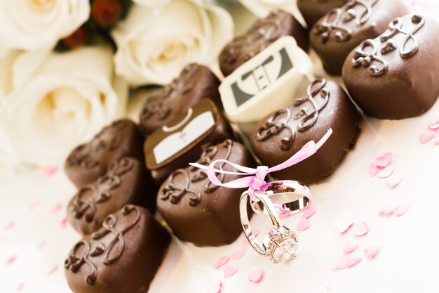 Foto pequenos chocolates decorados para a festa de casamento.