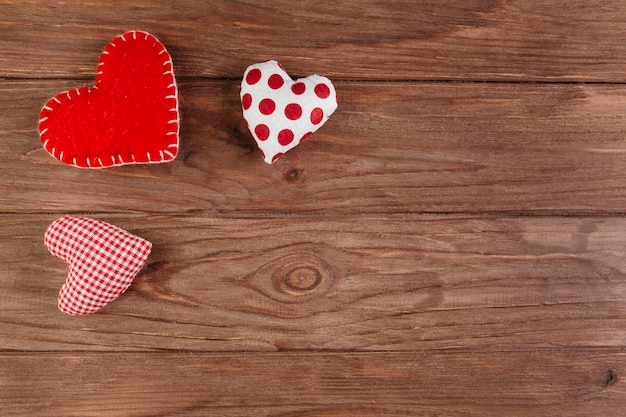 Foto pequeños corazones brillantes suaves en mesa marrón