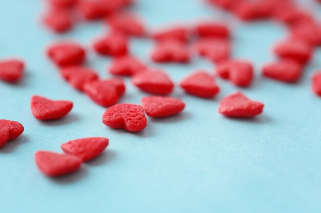 Pequeños corazones de caramelo sobre papel