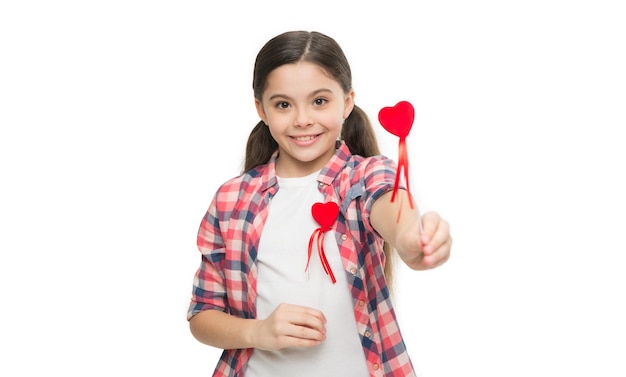 Pequeños corazones dulces de san valentín El niño pequeño comparte una decoración en forma de corazón feliz día de san valentín niña amor vacaciones regalo para el día de la madre día internacional del niño