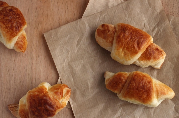 Pequeños croissants con manzana en una vista superior de la tabla de madera