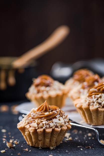 Pequeños cupcakes con caramelo toffee y nueces