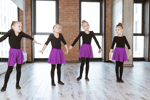 Foto pequenos dançarinos fofos no estúdio de dança