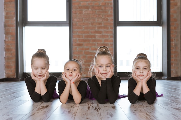 Pequenos dançarinos fofos no estúdio de dança