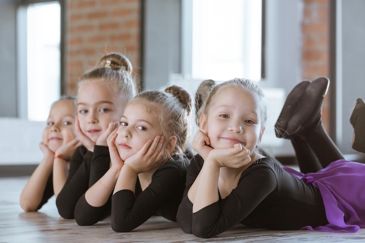 Foto pequenos dançarinos fofos no estúdio de dança