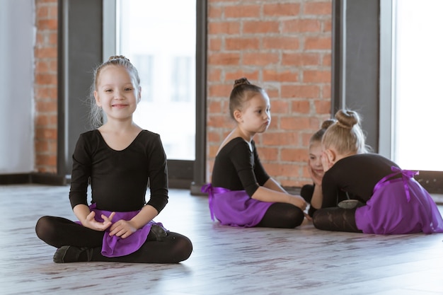 Foto pequenos dançarinos fofos no estúdio de dança