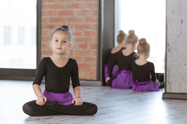 Pequenos dançarinos fofos no estúdio de dança