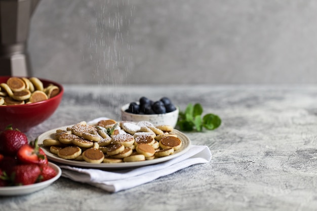 Pequeños y deliciosos panqueques en un plato