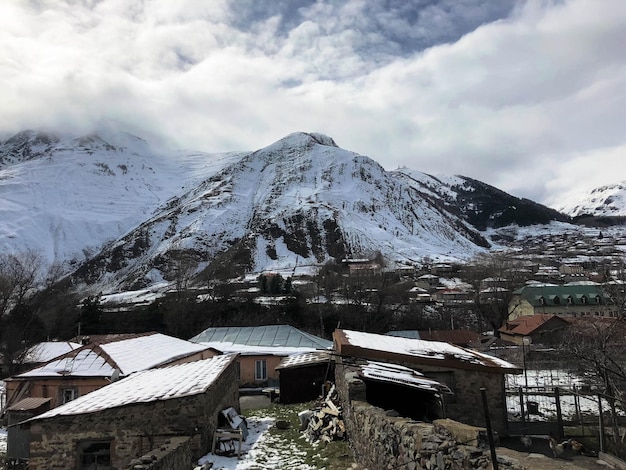 Pequeños edificios de casas de piedra en el pueblo en un hermoso resort de invierno frío de montaña con alta