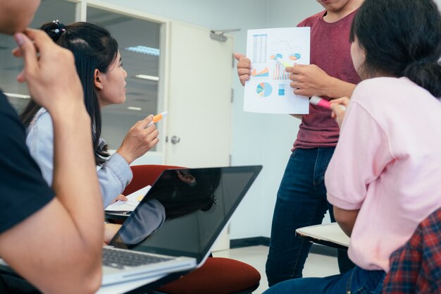 Pequeños estudiantes universitarios agrupan estudio y discusión juntos