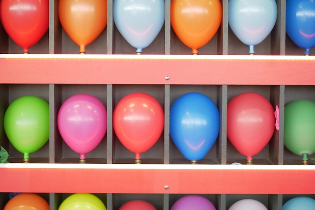 Pequeños globos de colores alineados